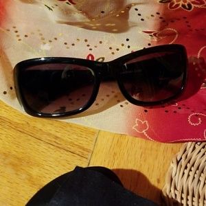 Authentic  Daisy Fuentes Black Sunglasses